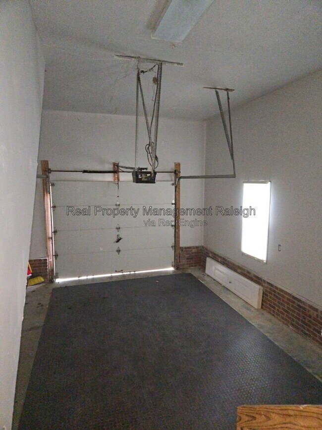 Building Photo - 8500 Clivedon Dr