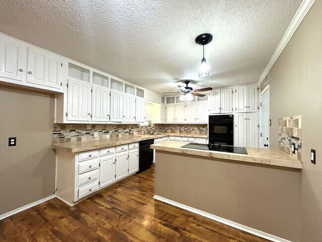 Building Photo - 613 W Redbud Dr
