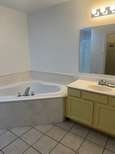 Building Photo - 146 S Gate Dr