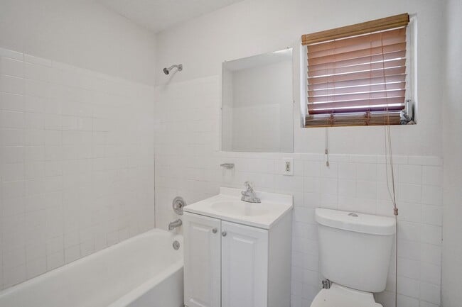 Building Photo - Spacious and beautiful home with a fenced backyard!