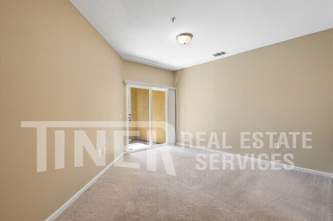 Building Photo - 5350 Dunlay Dr