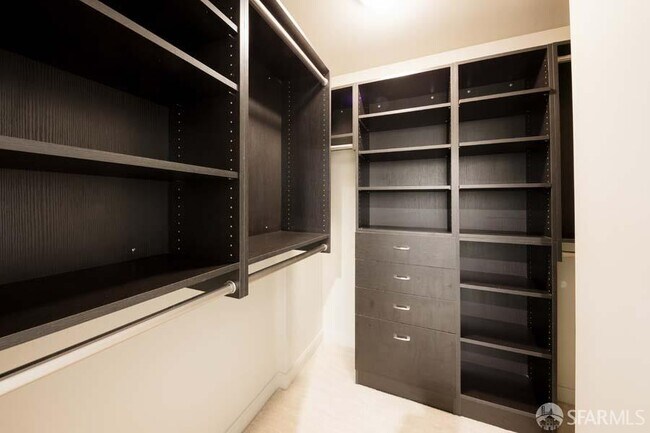 Building Photo - 425 1st St