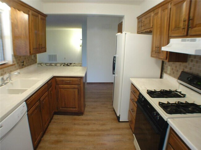 Building Photo - 8 Adams Ln