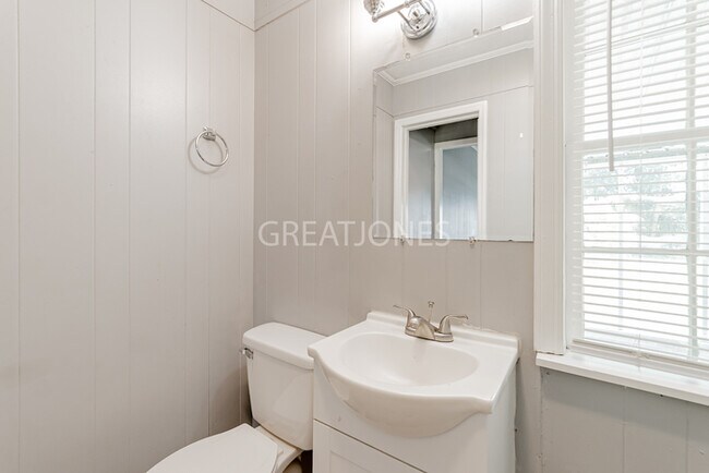 Building Photo - Charming 4 Bedroom in Batesburg-Leesville!