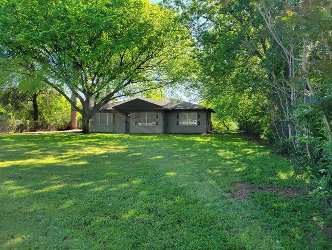 Primary Photo - 3159 Southlake Park Rd