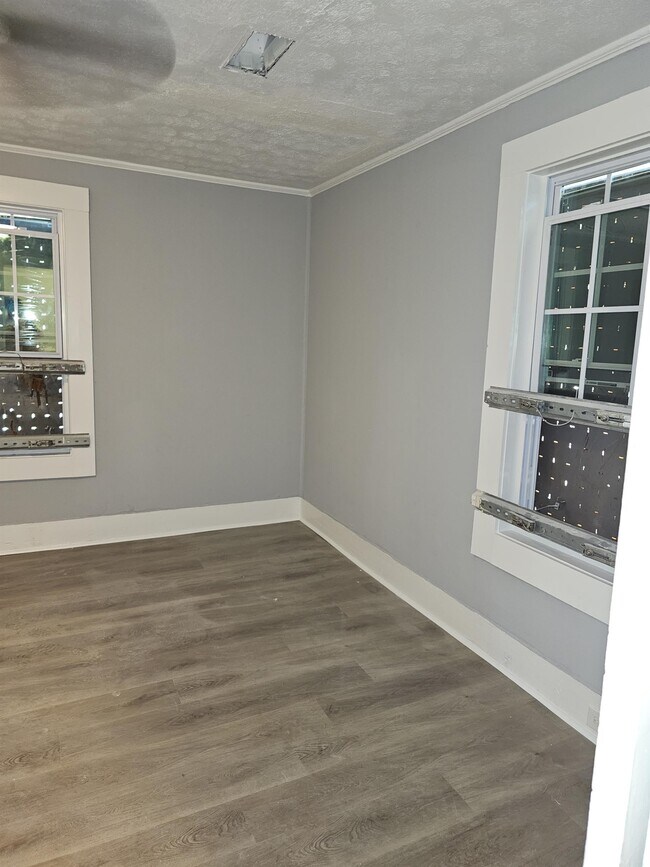 Building Photo - 2334 Garden Dr