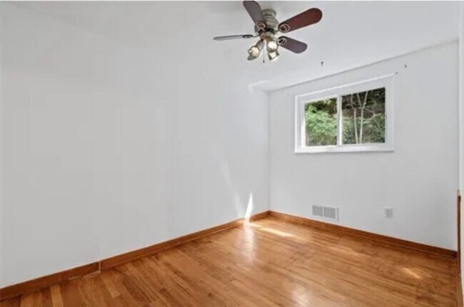 Building Photo - 2143 Plainview Ave