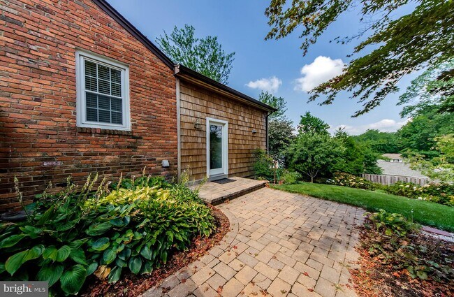 Building Photo - 628 Tazewell Rd NW