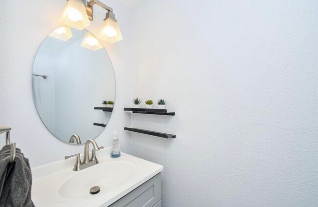 Building Photo - 615 Kipling St