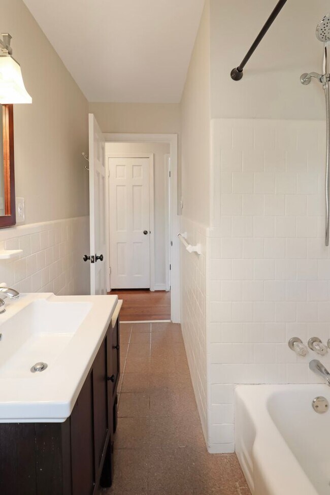 Building Photo - Dreamy 4 Bed, 2 Bath Cape Cod in Sauer's Garden Available Now!