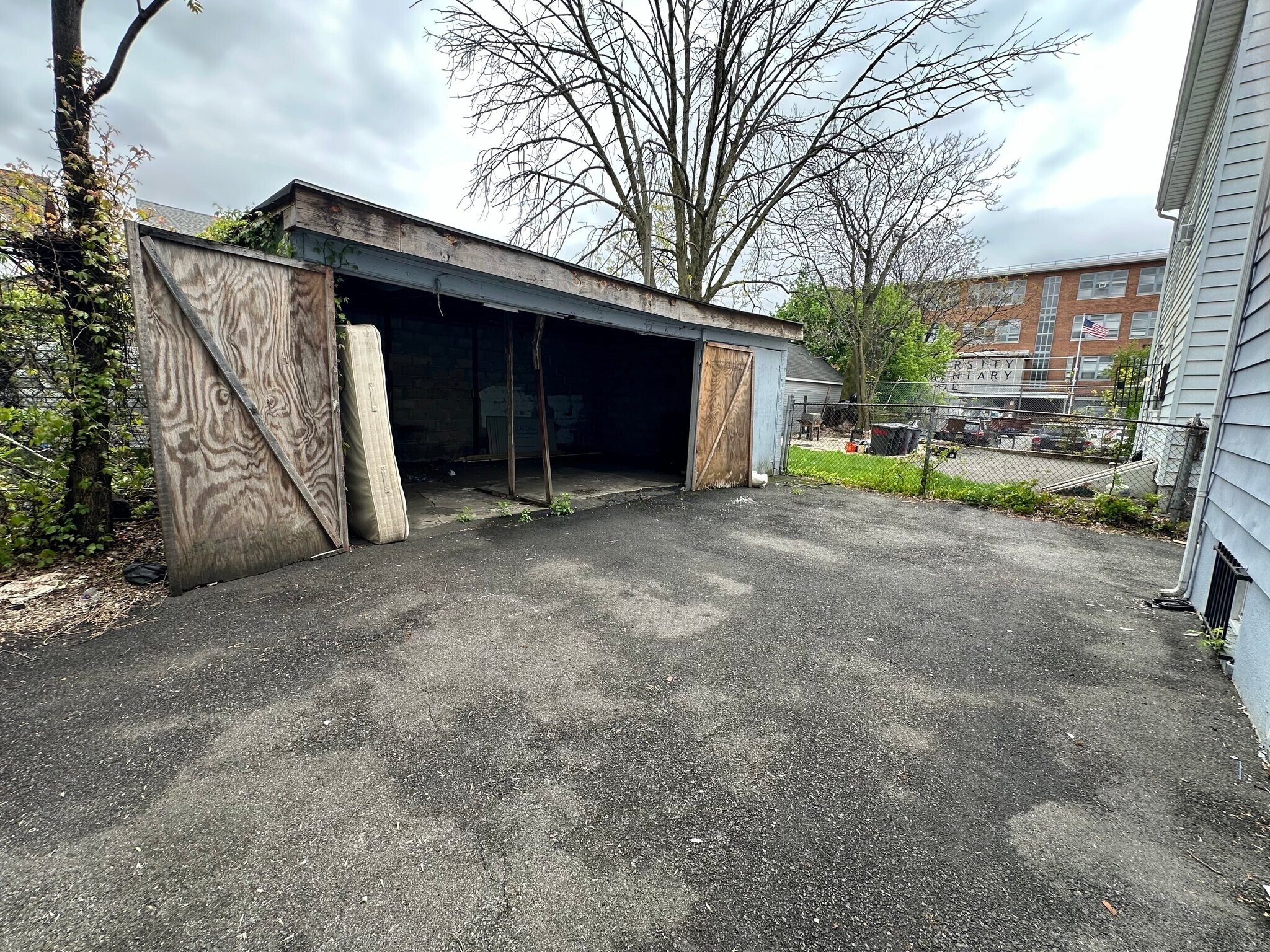 Building Photo - 256 S Munn Ave