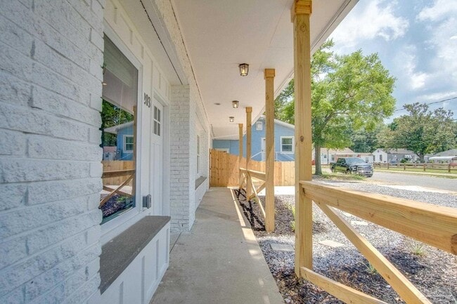 Building Photo - 203 S L St