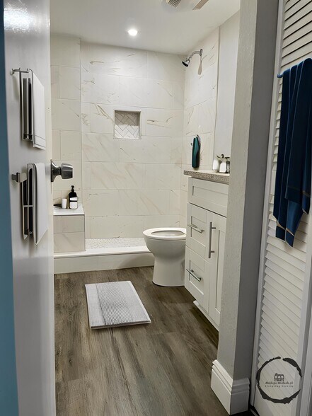 Large luxury shower. - 232 Orienta Point St