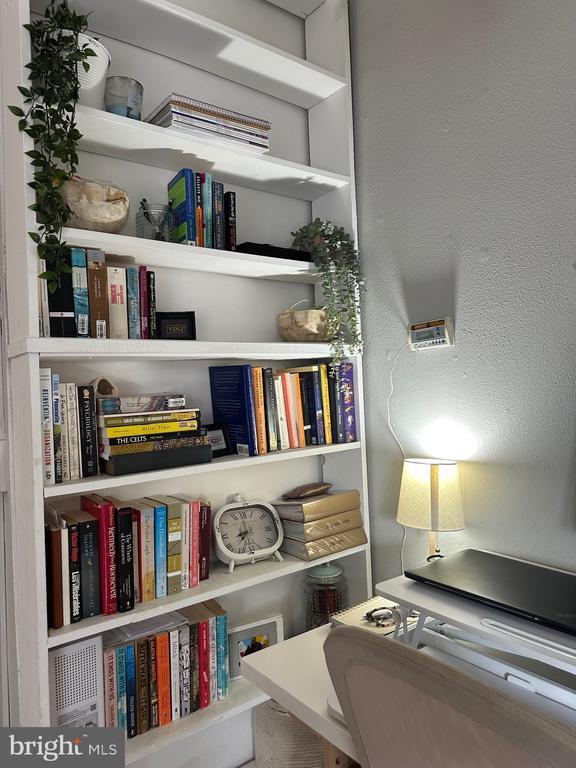 Building Photo - 275 Rochelle Ave