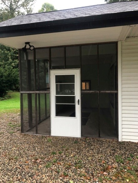 Screened Porch - 321 E Main St