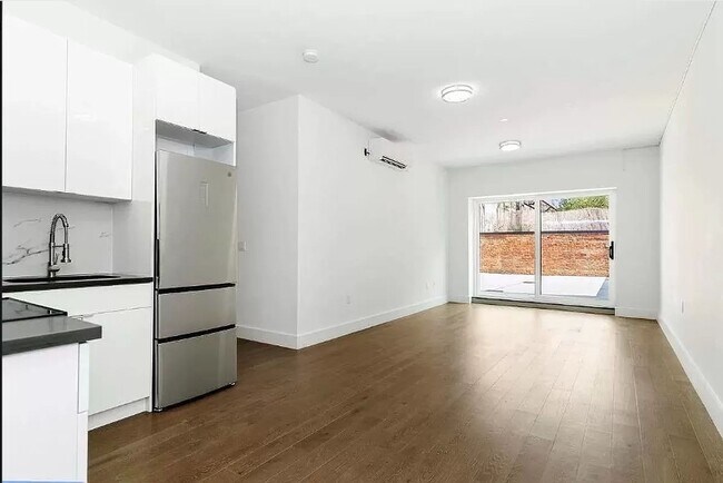 Primary Photo - 154 Graham Avenue