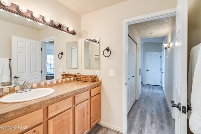 Building Photo - 6441 N Tierra De Las Catalinas