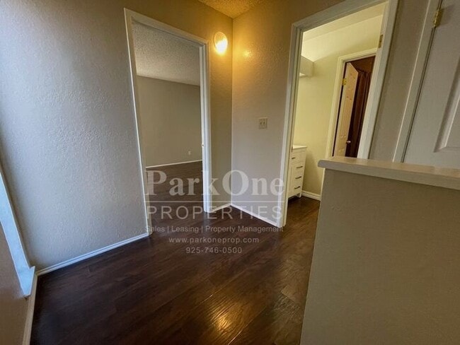 Building Photo - Spacious Town house in Pleasant Hill Now Available!