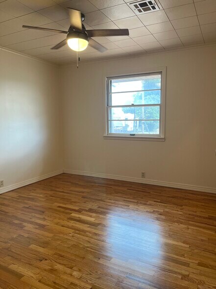 bedroom 1 - 607 E Oklahoma Ave