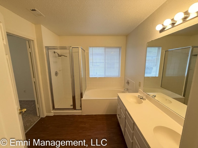 Building Photo - 2207 Garrett Dr