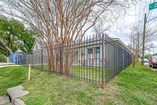 Building Photo - 802 E 29th St