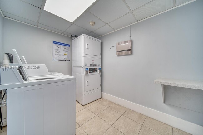 Building Photo - 2000 NE 135th St