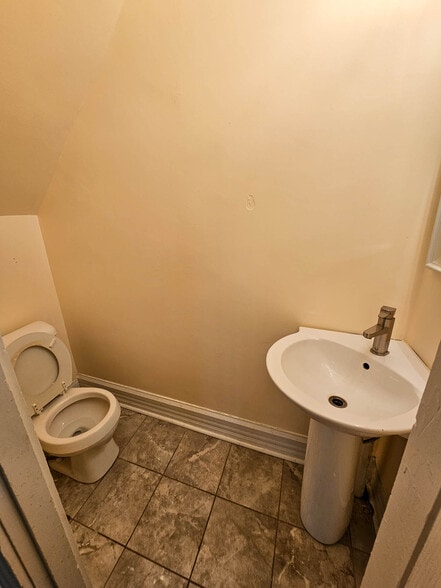 Building Photo - 389 W 4th Ave