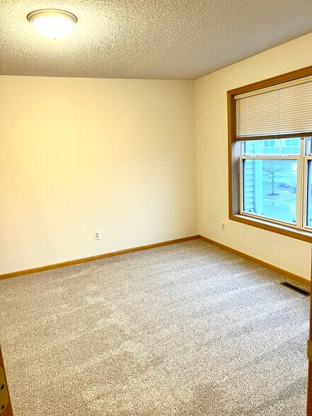 Building Photo - 475 Hickory Ln N