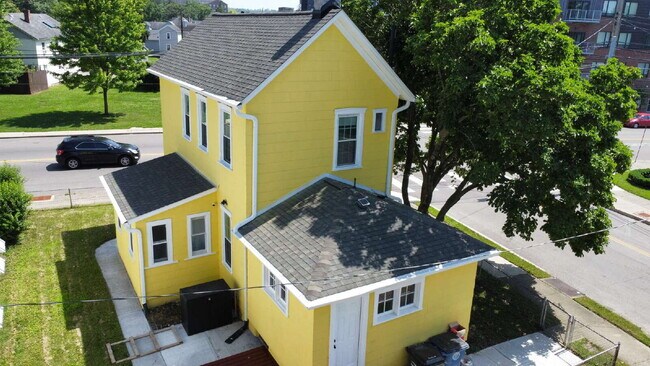 Building Photo - Student Housing Near the University of Dayton – Rent is $750 per bedroom (3 students), total leas...