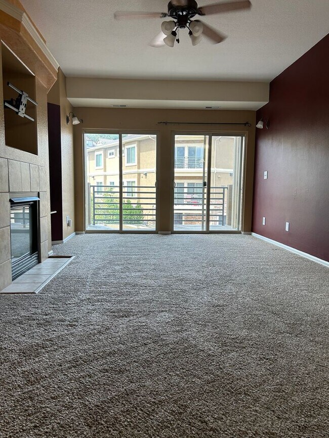 Building Photo - Charming 2 Bedroom 2 Bathroom Condominium in Mountain Shadows Area