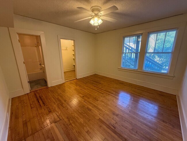 Building Photo - Beautiful 3 Bedroom Apartment