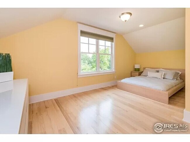 Building Photo - Charming Craftsman Gem Near McKinley Park