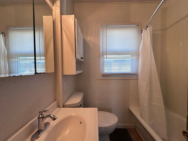 Building Photo - 2 Bedroom house with 1 car detached garage $825 per month