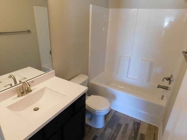 Building Photo - Like New Townhome!