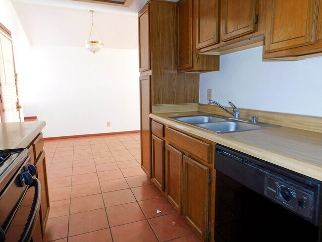 Building Photo - Swimming pool on property!