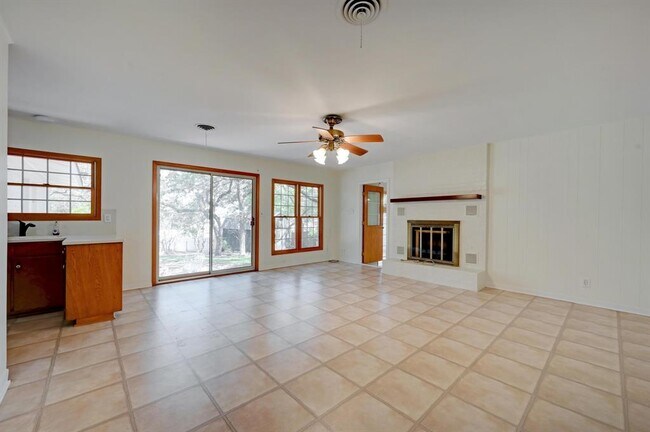 Building Photo - 922 Oak Ln