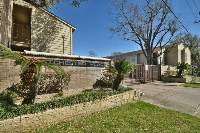 Building Photo - 700 Thicket Ln