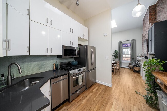 Building Photo - 205 14th St