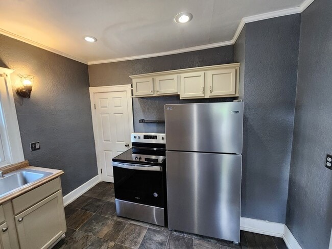 Building Photo - Charming 2 Bedroom House