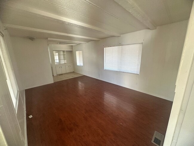 Building Photo - charming 2 bedroom mobile close to River