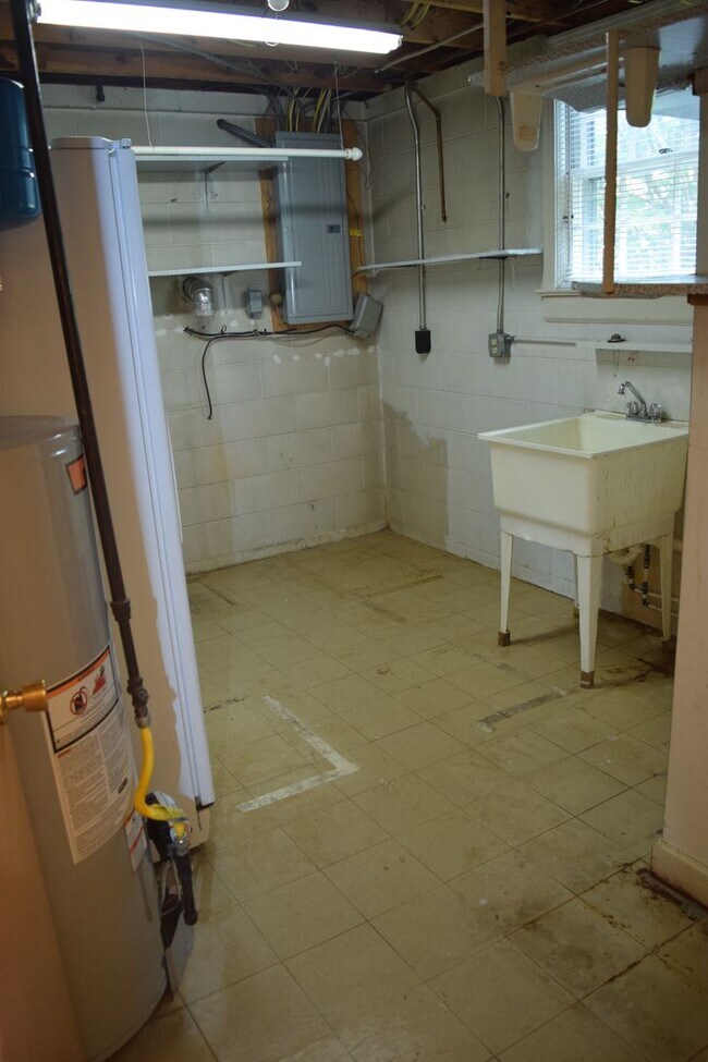 Building Photo - 4 Bed, 3 Bath Well-Located Brick Home in Lake Hickory Country Club For Rent!