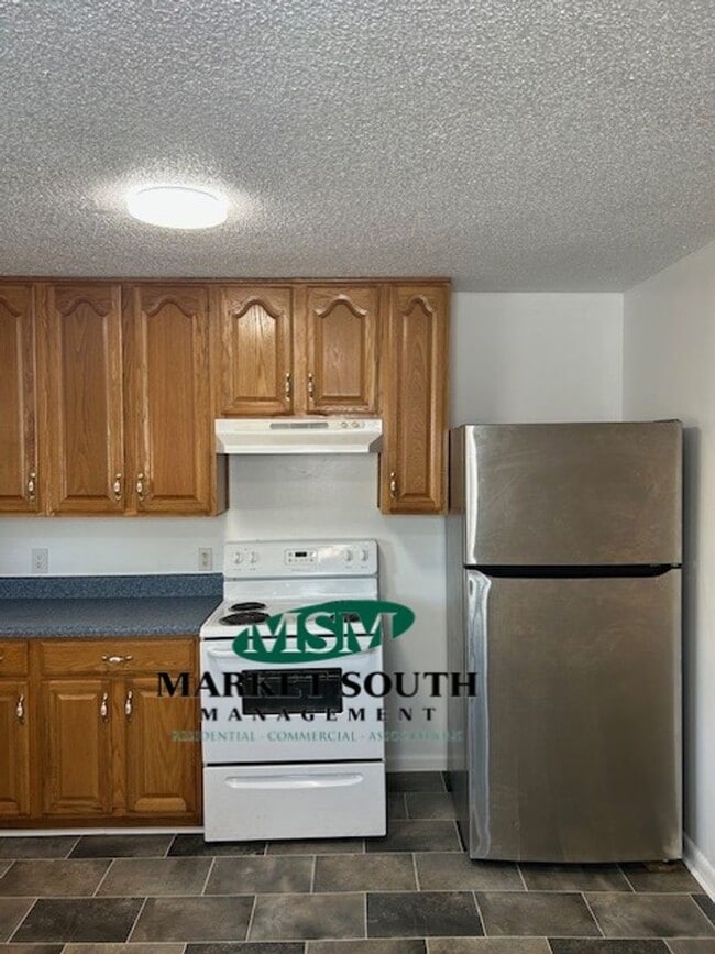 Building Photo - Quaint Westside Cottage