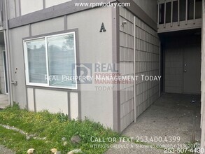 Building Photo - Delightful 2 bed and 1 bath unit in Tacoma...