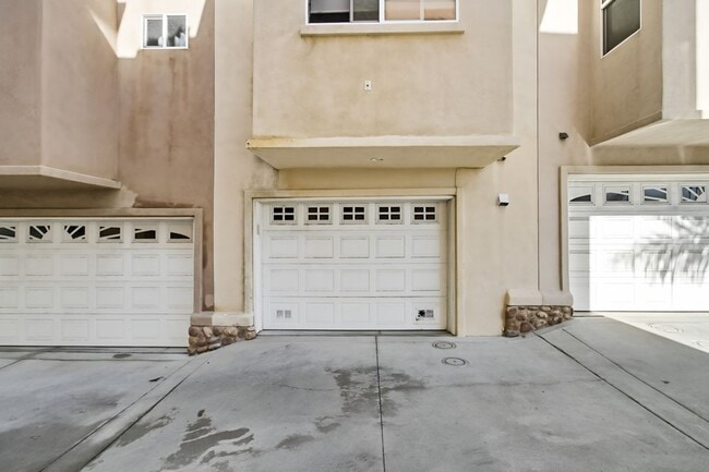 Building Photo - Steps from the Sand - Pacific Beach Townhome, Offered Fully or Partially Furnished