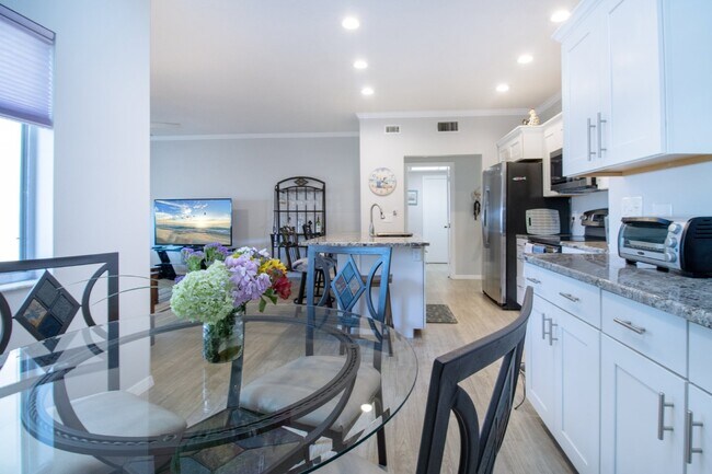 Building Photo - Fully Furnished - 2 bed 2 Bath villa - South Sarasota