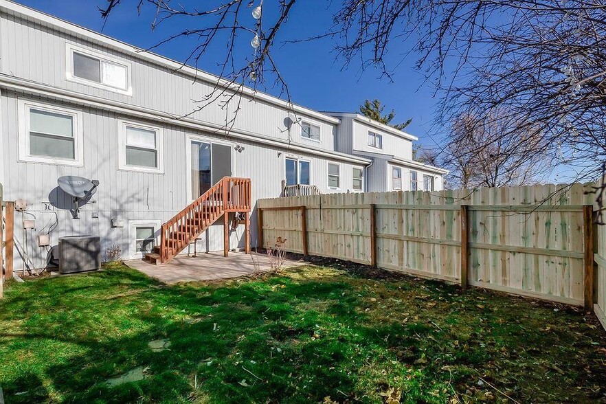 Building Photo - 1425 Martway Cir