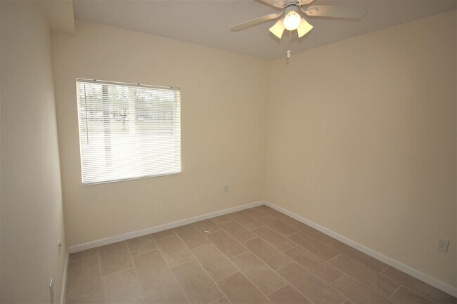 Building Photo - 1145 Golden Lakes Blvd