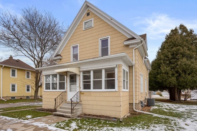Building Photo - 3 Bedroom Fond Du Lac House