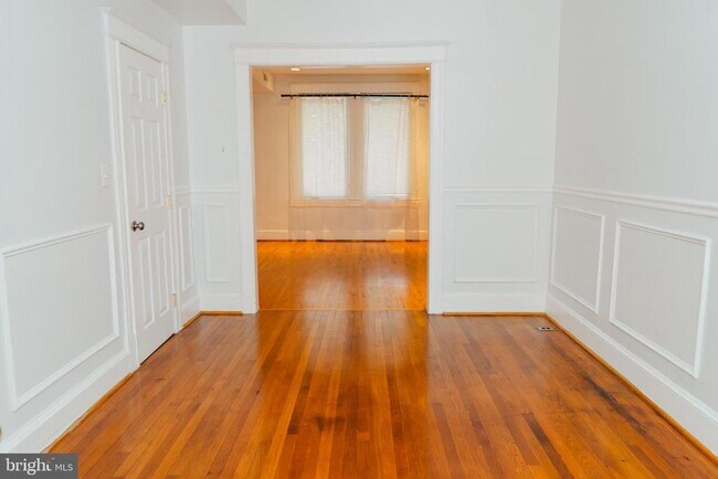 Building Photo - 636 Kenyon St NW