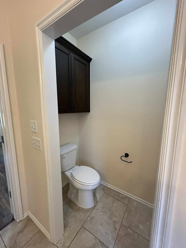 Building Photo - Elegant Living in the Heart of OKC – Impec...